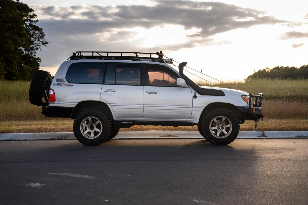 2000 Lexus LX 2nd Gen - Image 19 of 31