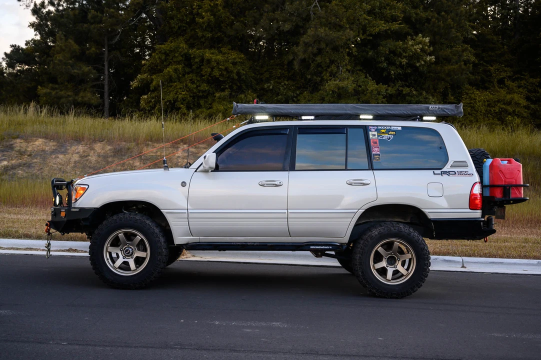 2000 Lexus LX 2nd Gen - Image 9 of 31