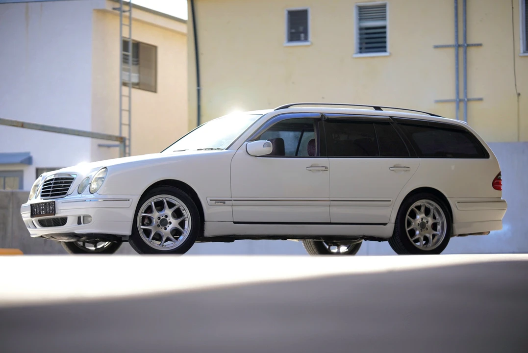 2000 Mercedes-Benz W210 E-Class - Image 2 of 31