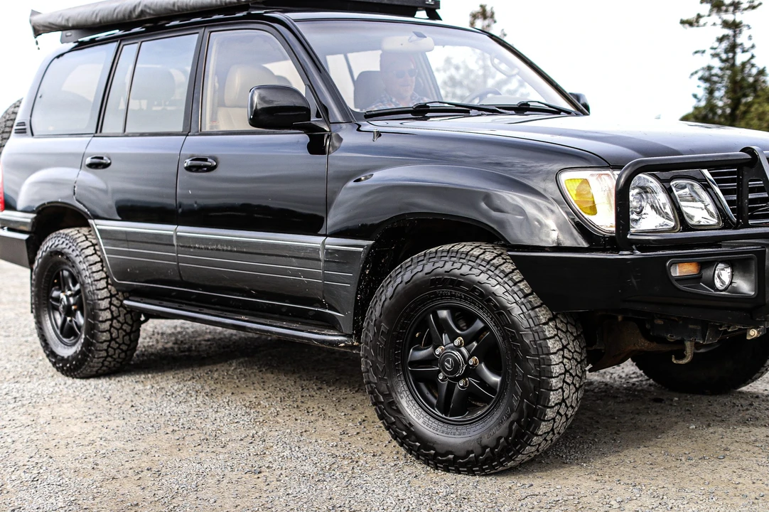 2001 Lexus LX 2nd Gen - Image 16 of 31