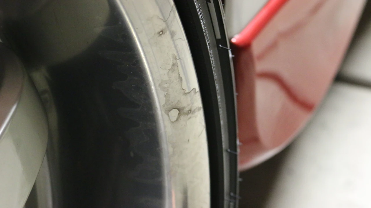 2001 Porsche 996 Carrera - Image 26 of 31