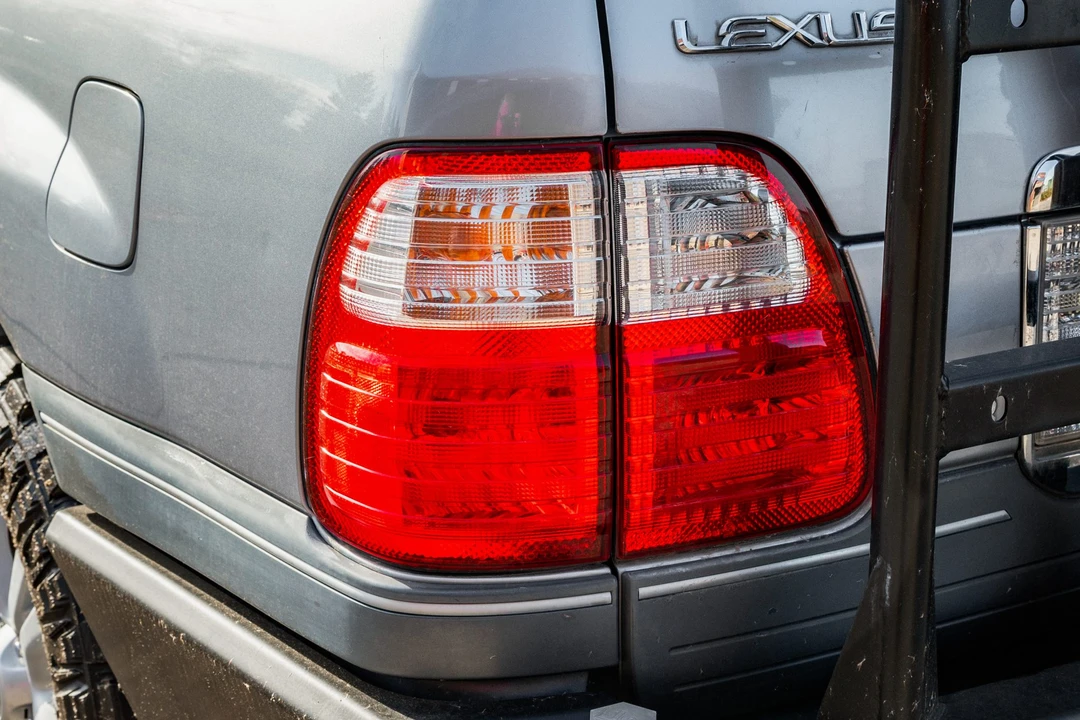 2003 Lexus LX 2nd Gen - Image 25 of 31
