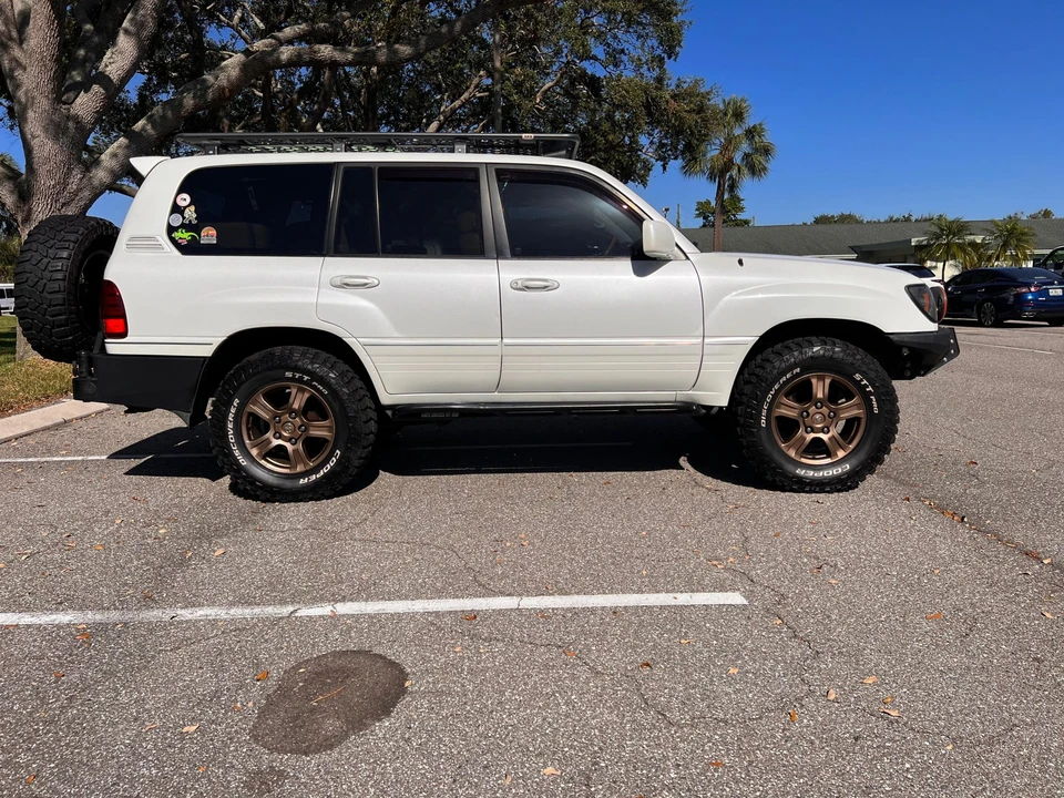 2004 Lexus LX 2nd Gen - Image 17 of 31