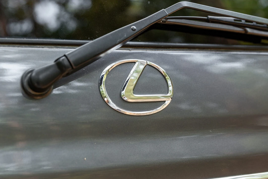 2004 Lexus LX 2nd Gen - Image 21 of 31