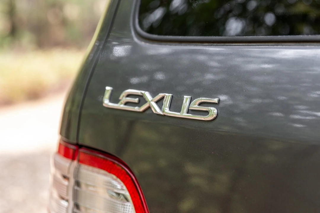 2004 Lexus LX 2nd Gen - Image 18 of 31