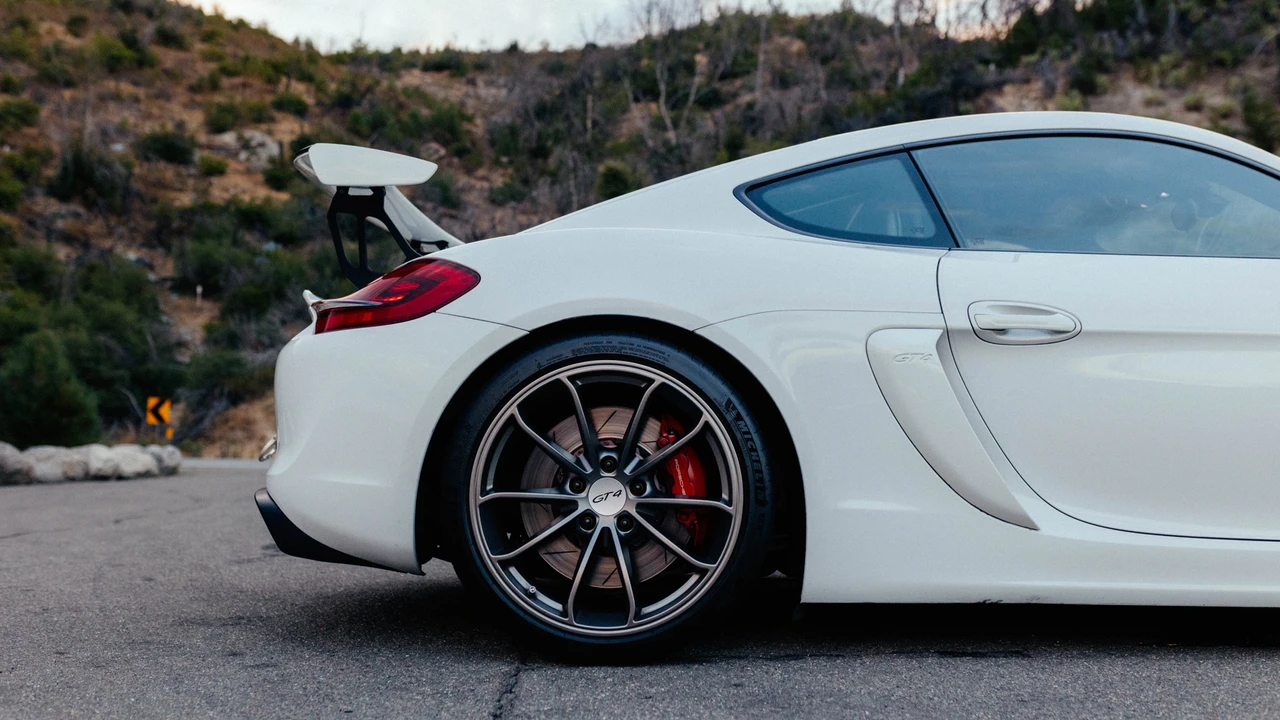 2016 Porsche 981 Cayman GT4 - Image 18 of 31