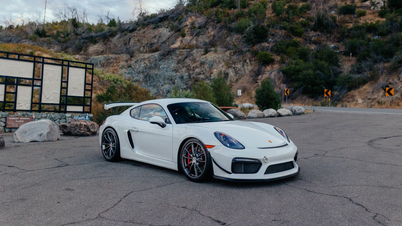 2016 Porsche 981 Cayman GT4 - Image 3 of 31
