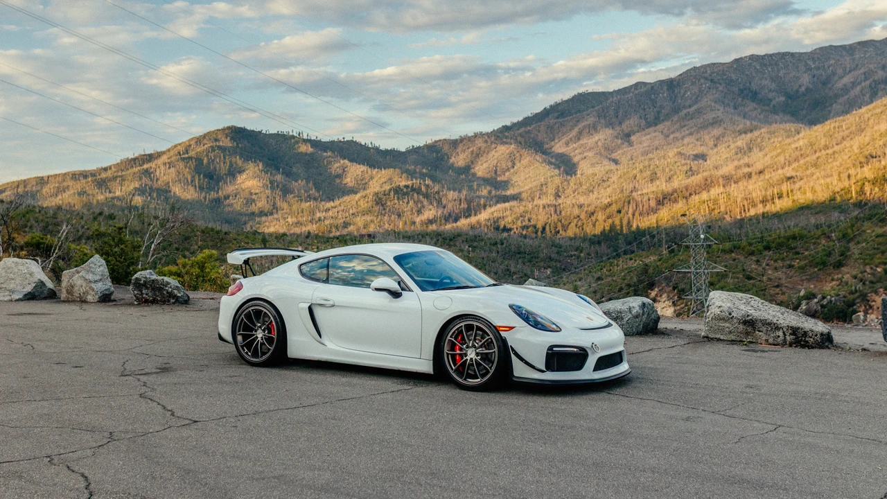 2016 Porsche 981 Cayman GT4 - Image 2 of 31