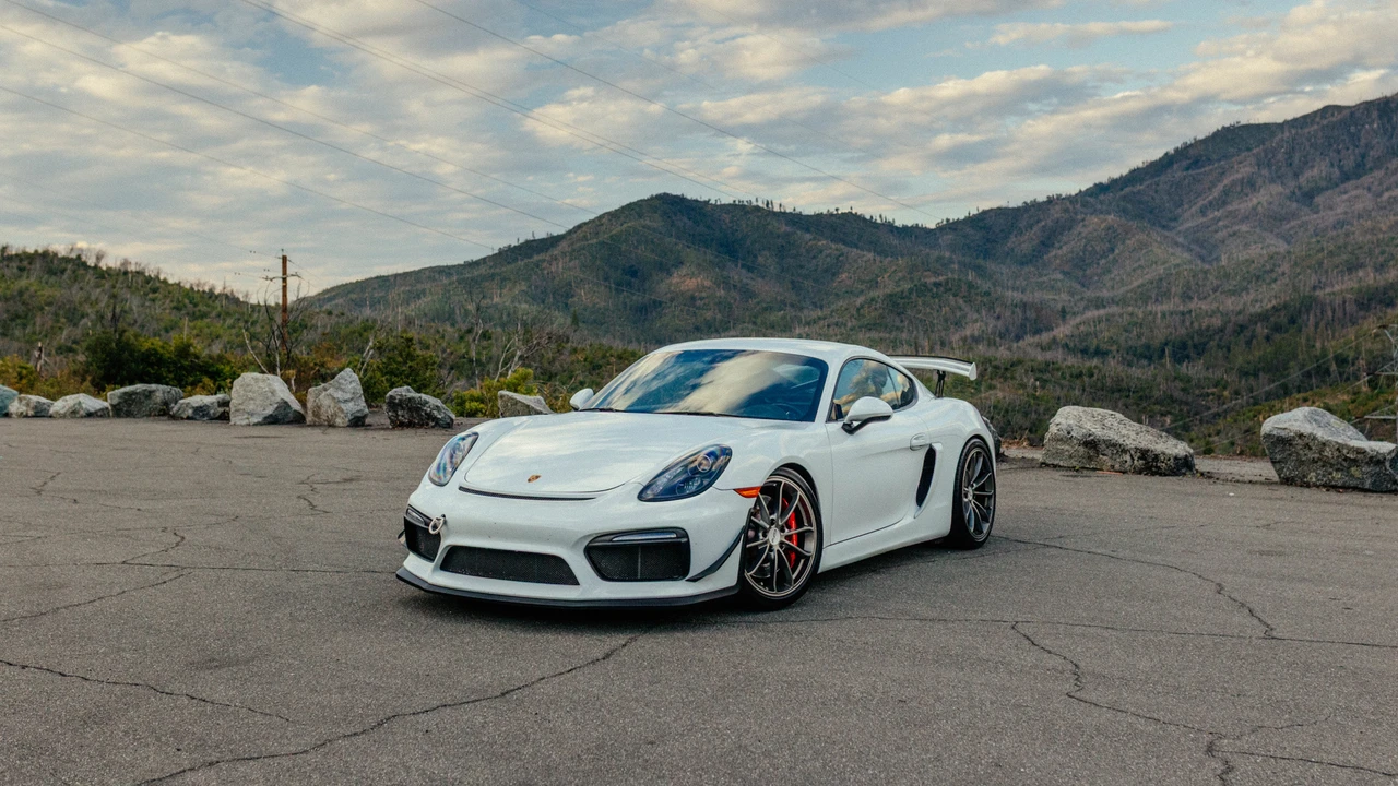 2016 Porsche 981 Cayman GT4 - Image 8 of 31