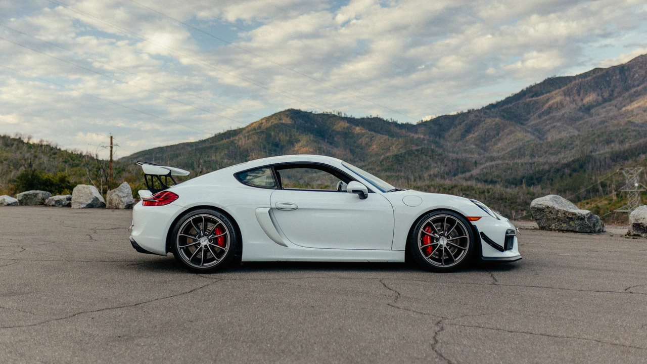2016 Porsche 981 Cayman GT4 - Image 17 of 31