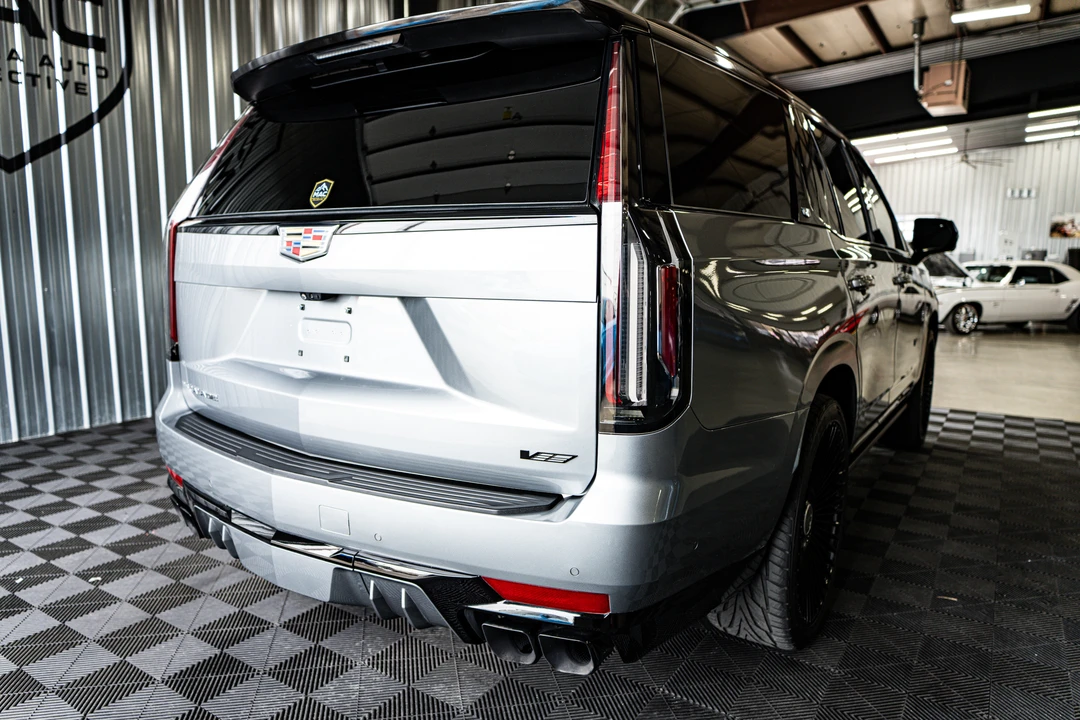 2023 Cadillac Escalade-V 5th Gen - Image 25 of 31
