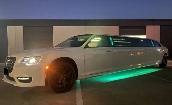 2023 Chrysler 300 (2005-2023) - Image 6 of 16
