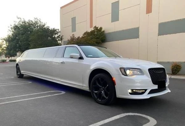 2023 Chrysler 300 (2005-2023) - Image 4 of 16