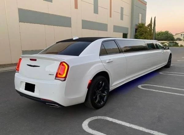 2023 Chrysler 300 (2005-2023) - Image 3 of 16