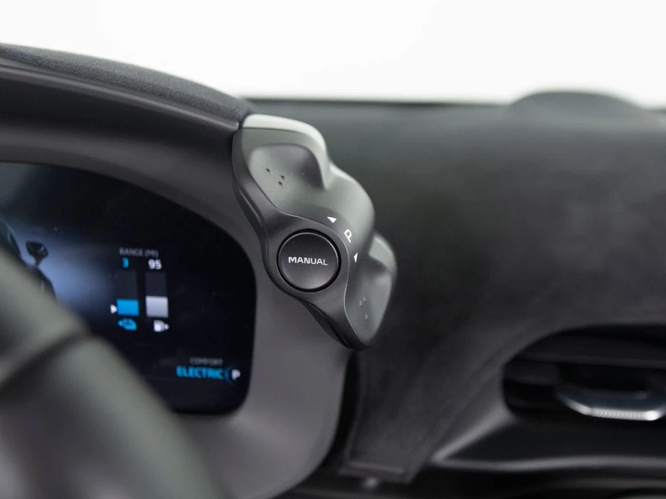 2025 McLaren Artura - Image 19 of 31