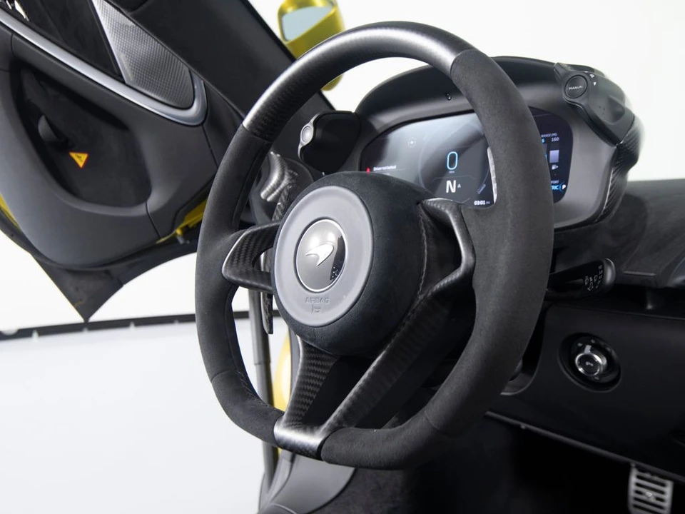 2025 McLaren Artura - Image 27 of 31