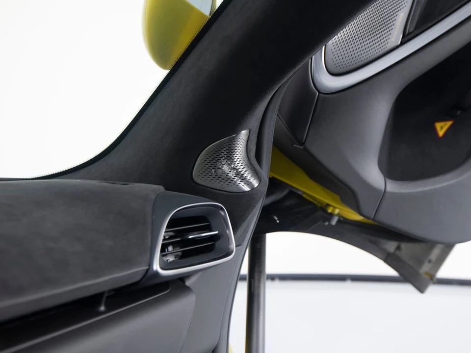 2025 McLaren Artura - Image 19 of 31