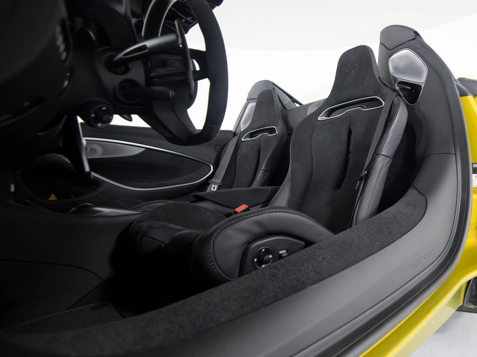 2025 McLaren Artura - Image 29 of 31