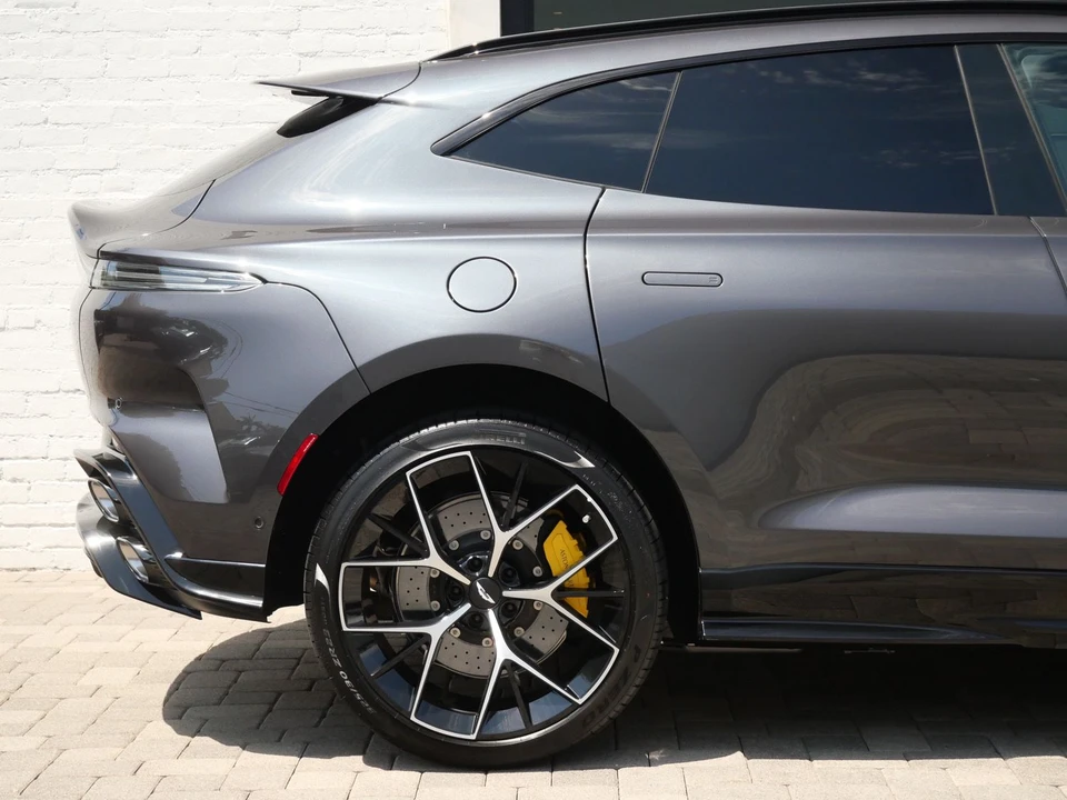 2026 Aston Martin DBX - Image 27 of 30