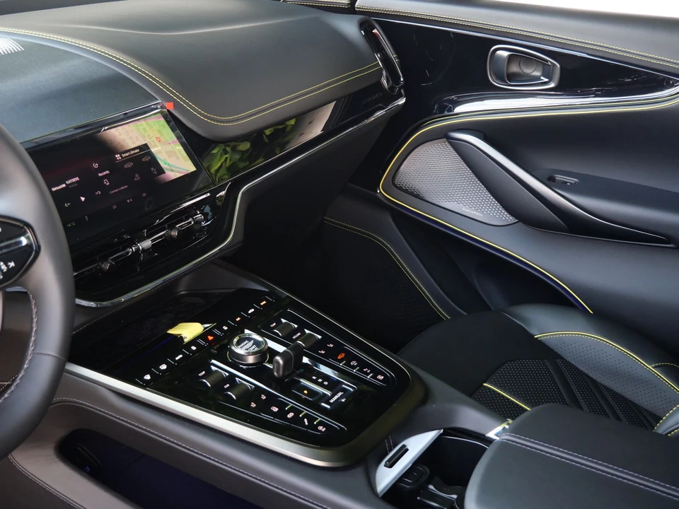 2026 Aston Martin DBX - Image 14 of 30
