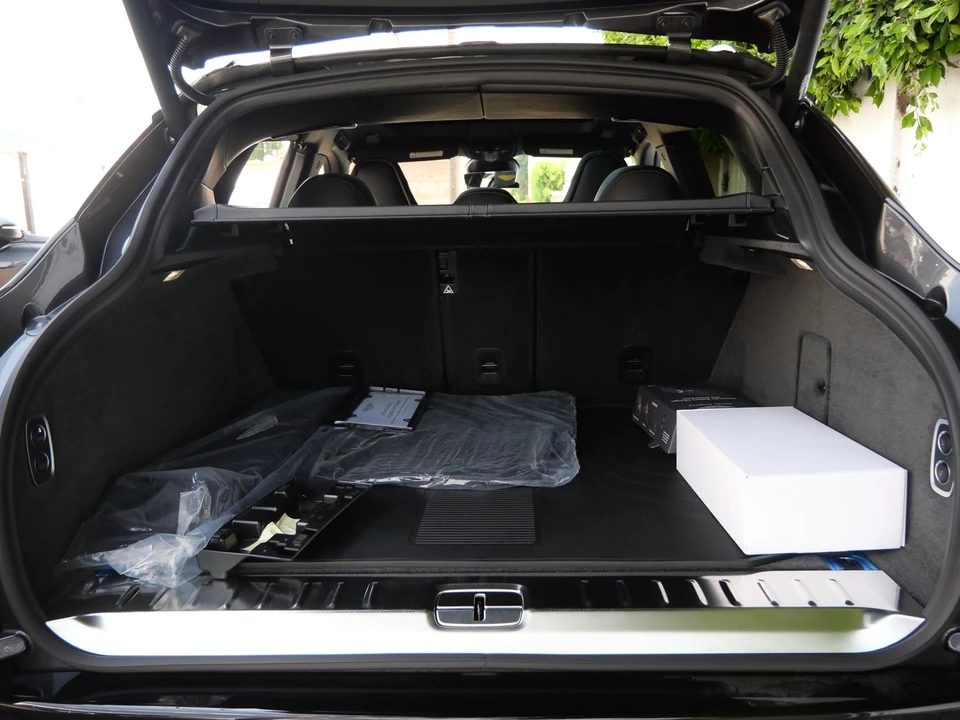 2026 Aston Martin DBX - Image 22 of 30