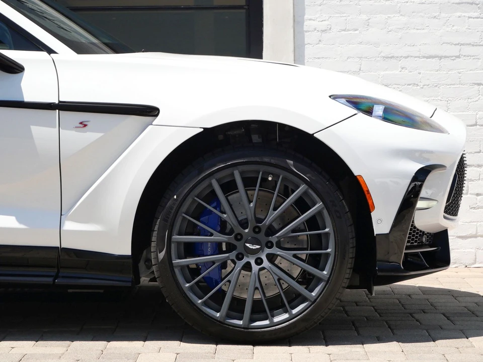 2026 Aston Martin DBX - Image 4 of 28