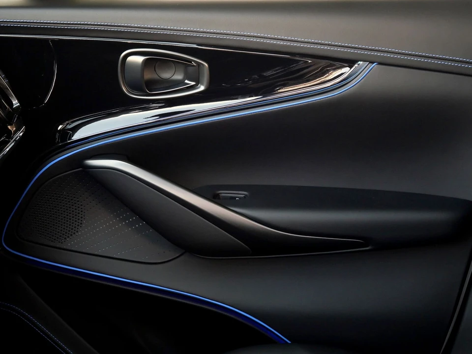 2026 Aston Martin DBX - Image 19 of 28