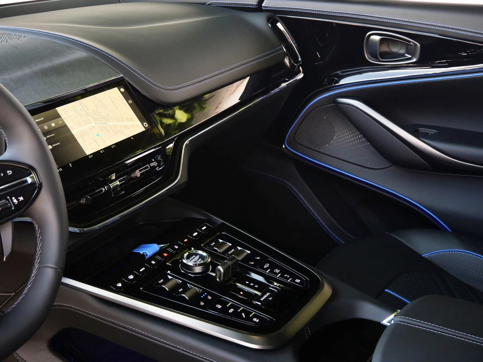 2026 Aston Martin DBX - Image 10 of 28
