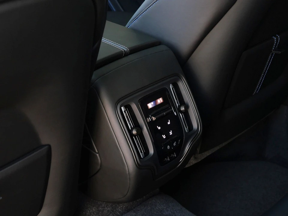 2026 Aston Martin DBX - Image 24 of 28