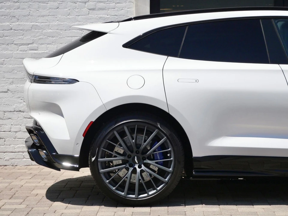 2026 Aston Martin DBX - Image 14 of 28