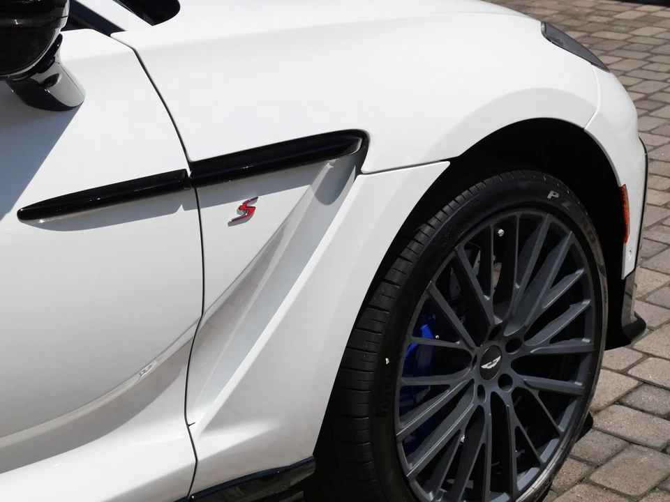 2026 Aston Martin DBX - Image 9 of 28