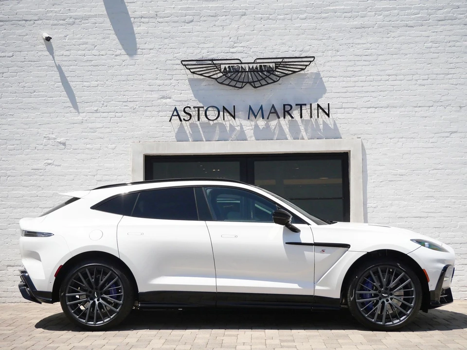 2026 Aston Martin DBX - Image 13 of 28