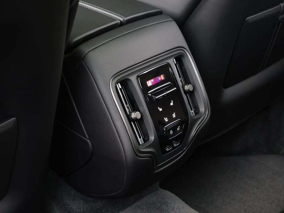 2026 Aston Martin DBX - Image 24 of 30