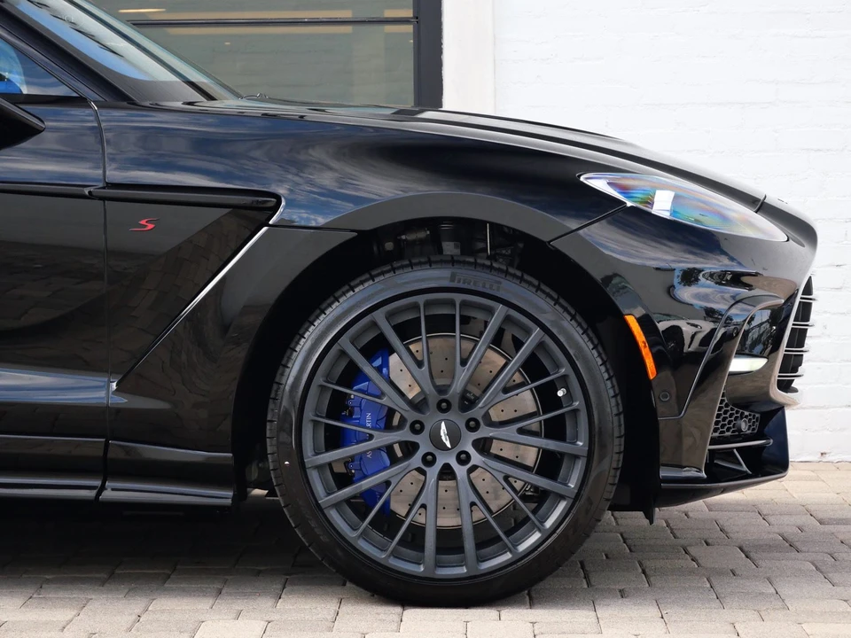 2026 Aston Martin DBX - Image 4 of 30