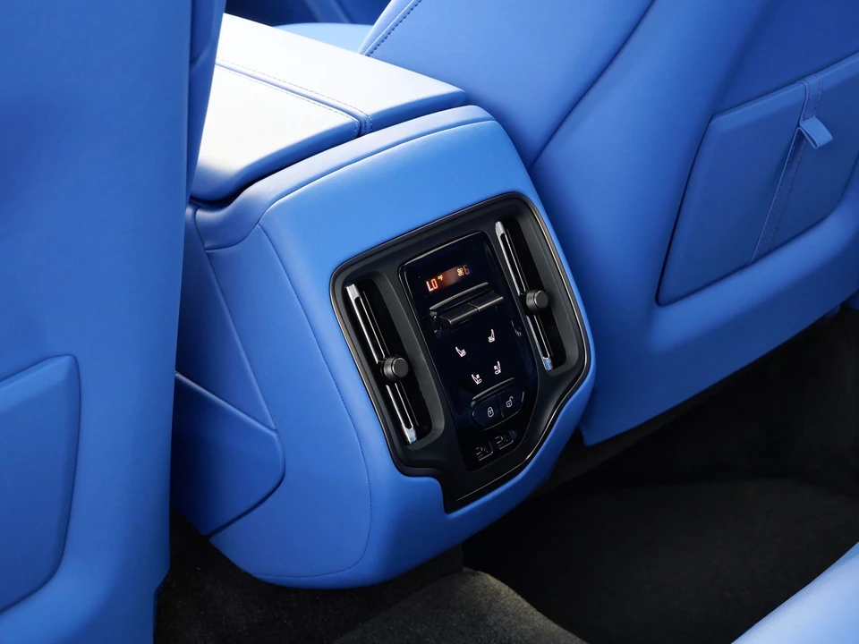 2026 Aston Martin DBX - Image 24 of 30