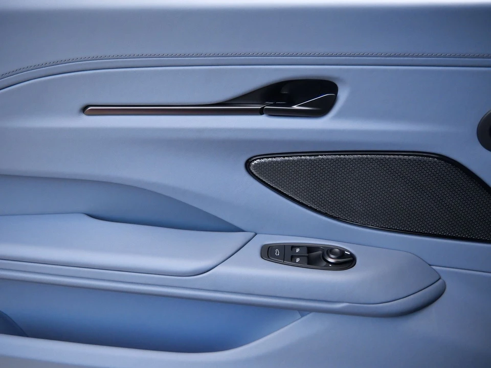 2026 Aston Martin V8 Vantage (2019+) - Image 24 of 25