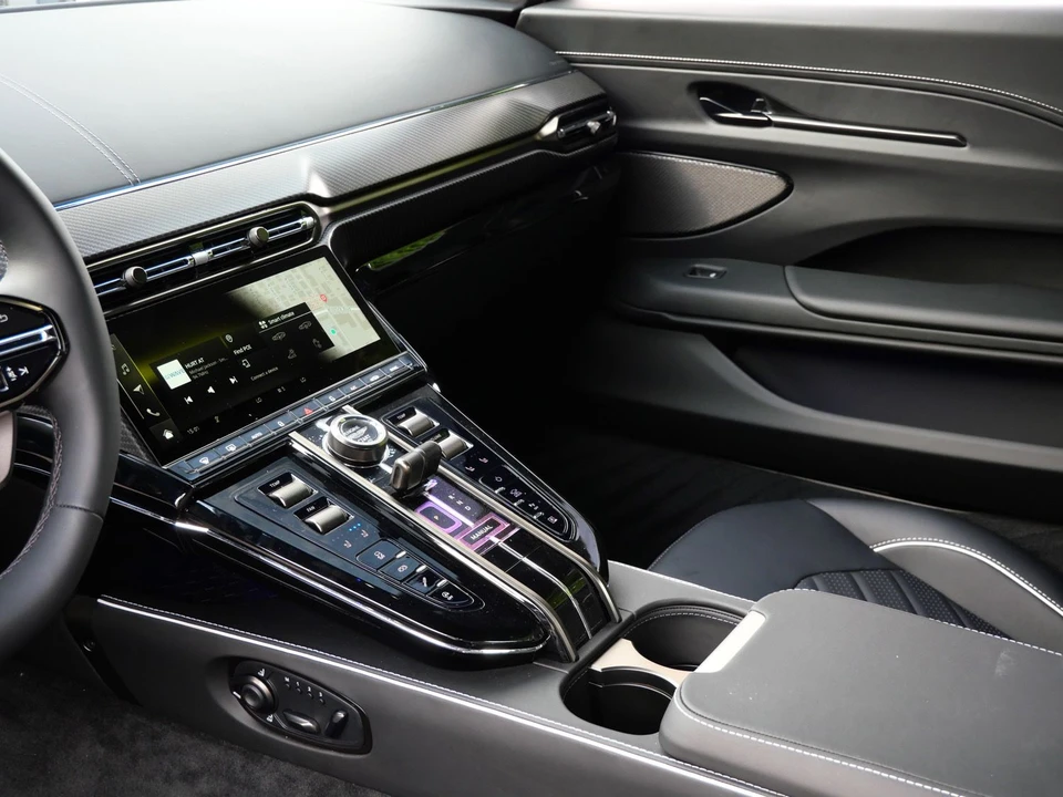 2026 Aston Martin V8 Vantage (2019+) - Image 19 of 26