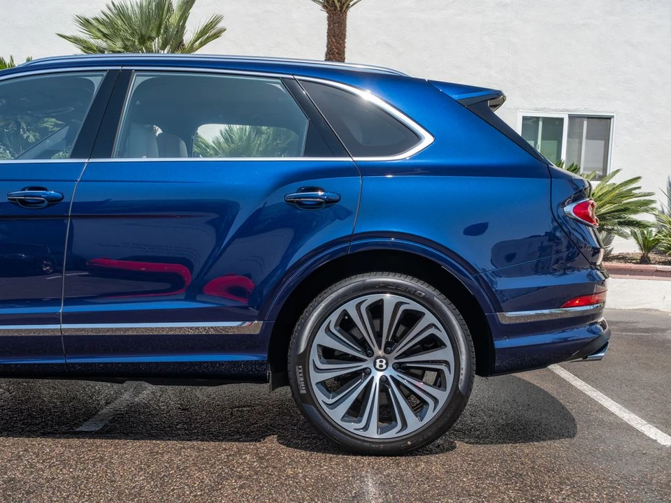 2026 Bentley Bentayga - Image 27 of 31