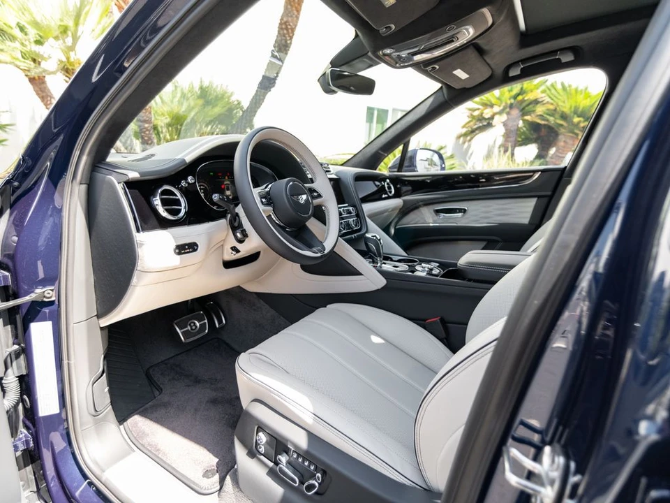 2026 Bentley Bentayga - Image 10 of 31