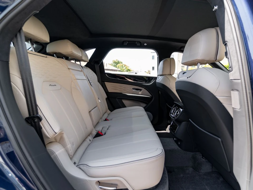 2026 Bentley Bentayga - Image 21 of 31