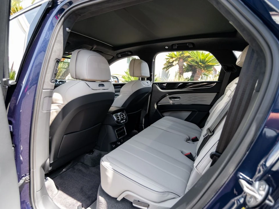 2026 Bentley Bentayga - Image 17 of 31