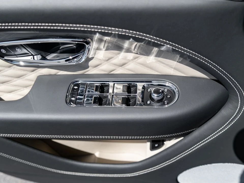 2026 Bentley Bentayga - Image 14 of 31