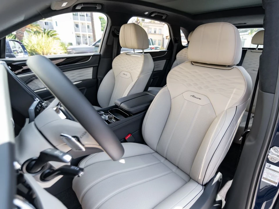 2026 Bentley Bentayga - Image 12 of 31