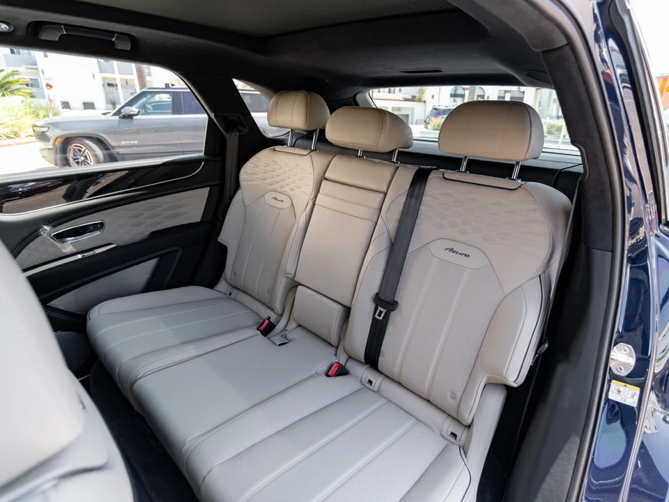2026 Bentley Bentayga - Image 19 of 31
