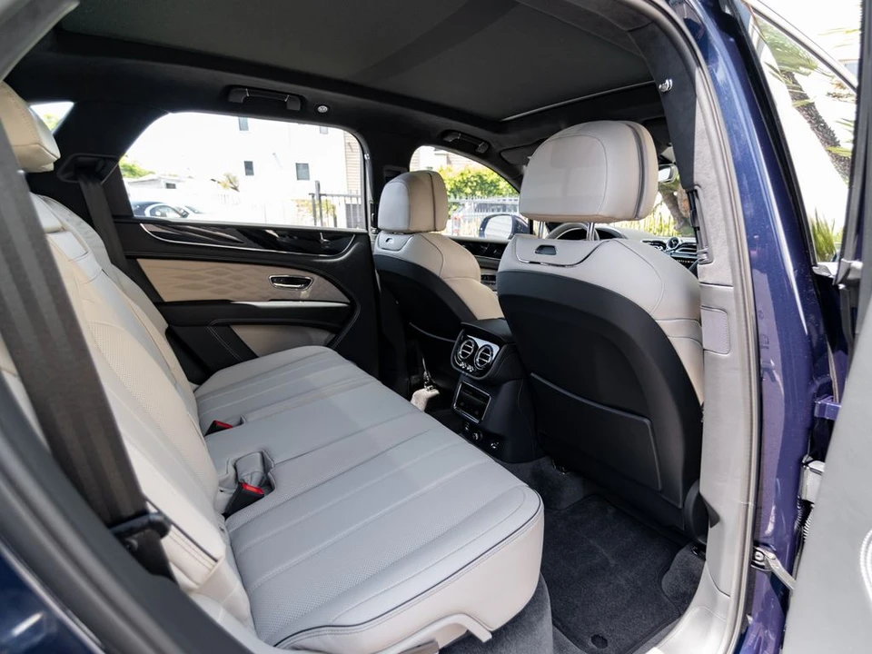 2026 Bentley Bentayga - Image 20 of 31