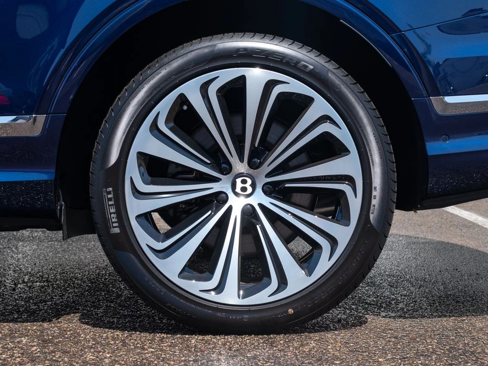 2026 Bentley Bentayga - Image 28 of 31