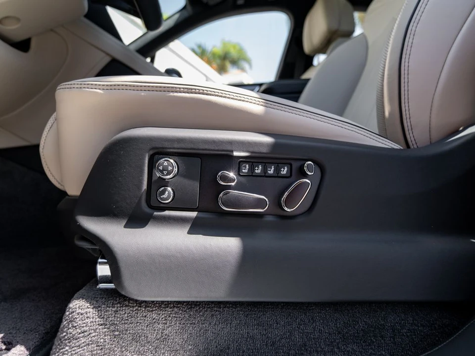 2026 Bentley Bentayga - Image 13 of 31