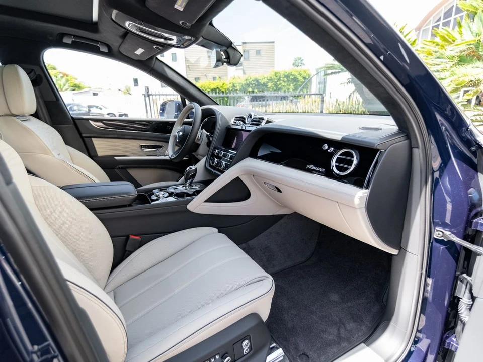 2026 Bentley Bentayga - Image 23 of 31