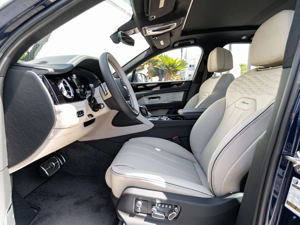 2026 Bentley Bentayga - Image 11 of 31