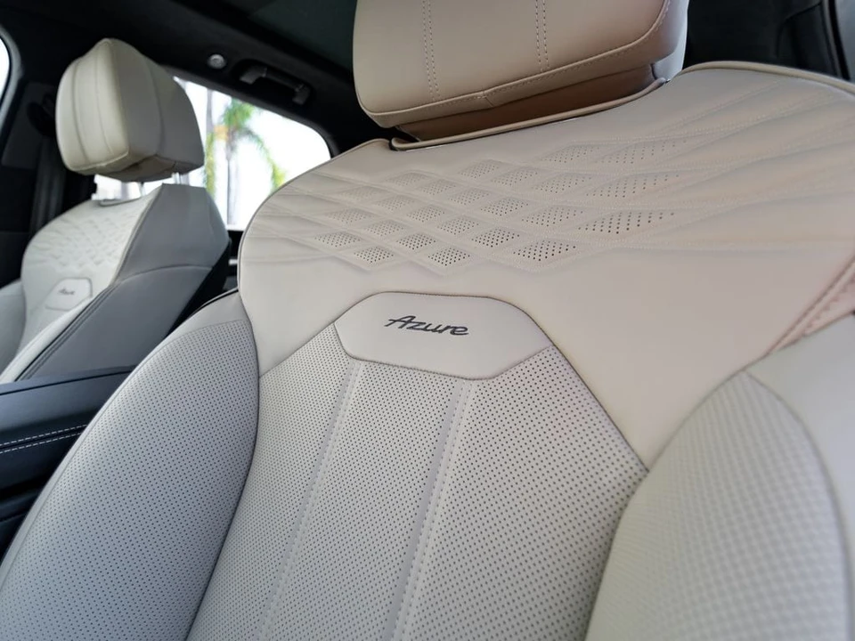 2026 Bentley Bentayga - Image 15 of 31